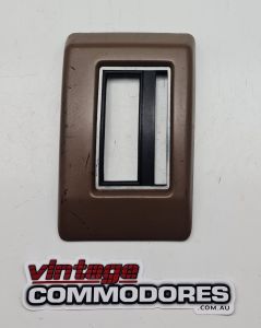 VH VK AUTOMATIC SHIFTER SURROUND OYSTER 63i GM 92001409HR
