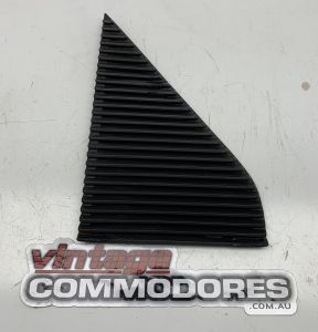 VH SEDAN LEFT HAND REAR QUARTER VENTILATION GRILLE GM 92012309