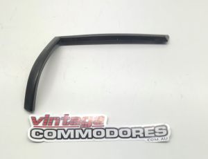 VK RIGHT HAND REAR TAIL LIGHT REVEAL MOULDING GM 92020403