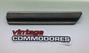 VB RIGHT HAND FRONT FENDER MOULDING GM 90051386