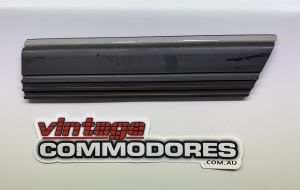 VH RIGHT HAND FRONT FENDER MOULDING GM 92013678