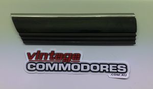 VH LEFT HAND FRONT FENDER MOULDING GM 92013679