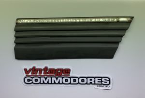 VK RIGHT HAND FRONT FENDER MOULDING GM 92018343