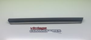 VB SEDAN RIGHT HAND REAR QUARTER PANEL MOULDING GM 90045320