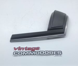 VK CALAIS RIGHT HAND REAR TAIL LIGHT REVEAL MOULDING GM 92011954