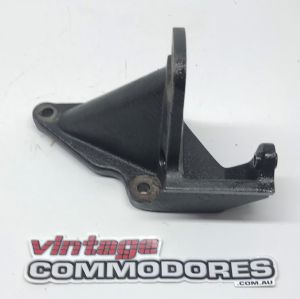 VL RB30 SIDE MOUNTED HIGH PRESSURE LINE POWER STEERING PUMP BRACKET GM 92026087