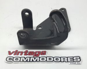 VL RB30 REAR MOUNTED HIGH PRESSURE LINE POWER STEERING PUMP BRACKET GM 92032383
