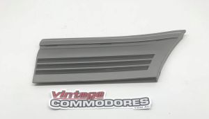 VL RIGHT HAND FRONT FENDER MOULDING GM 92024420