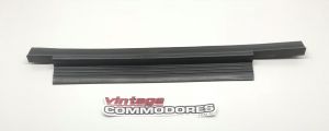 VB VC VH VK LEFT HAND REAR DOOR SCUFF PLATE BLACK GM 90081433