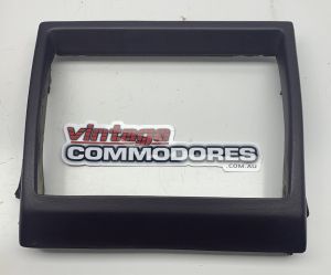 VH INSTRUMENT PANEL CENTER RADIO SURROUND CLARET 79i GM 92004677HFB