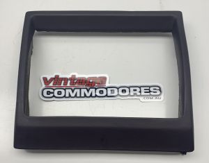 VH INSTRUMENT PANEL CENTER RADIO SURROUND CLARET 79i GM 92004677HFA