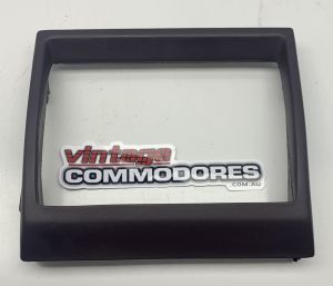 VH INSTRUMENT PANEL CENTER RADIO SURROUND CLARET 79i GM 92004677HFC