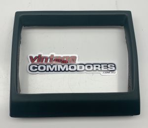 VH INSTRUMENT PANEL CENTER RADIO SURROUND GREEN 39i GM 92004677HDA