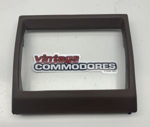 VH INSTRUMENT PANEL CENTER RADIO SURROUND BROWN 65i GM 92004677HEB