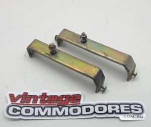 VK VL TAILLIGHT GARNISH EXTENSION BRACKET SCREW AND NUT ASSEMBLY X2 GM 5094400030X2