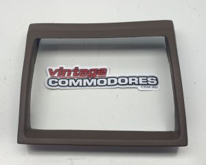 VH INSTRUMENT PANEL CENTER RADIO SURROUND BROWN 65i GM 92004677HEC