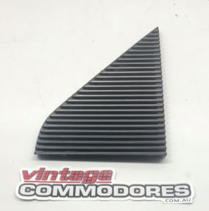 VH SEDAN RIGHT HAND REAR QUARTER VENTILATION GRILLE GM 92012308