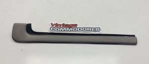 VN RIGHT HAND REAR WINDOW C-PILLAR LOWER TRIM HOCKEY STICK GM RHL05632
